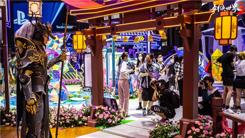 西山居CJ大手笔:《剑侠世界3》花海、大剑、coser爆红
